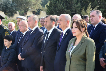 Şirvanda Zəfər Günü münasibətilə Şəhidlər Xiyabanı ziyarət olunub.