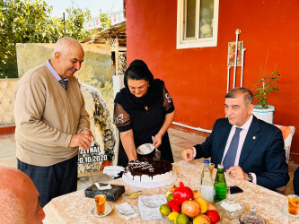 Şirvan Şəhər İcra Hakimiyyətinin başçısı İlqar Abbasov “Anım Günü” ərəfəsində Vətən müharibəsi əlillərini və şəhid ailələrini ziyarət edib.