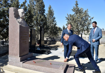 Anım Günündə Milli Qəhrəmanların büstləri və El qəbristanlığında dəfn olunmuş şəhidlərin məzarları ziyarət edilib.