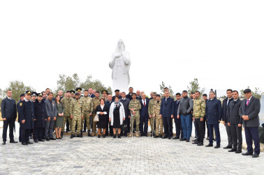 Zəfər Günü münasibətilə Şəhidlər Xiyabanı və Vətən müharibəsinin şəhidi İsmayılzadə Şəhriyarın ailəsi ziyarət olunub.