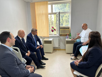Şirvan Şəhər İcra Hakimiyyətinin başçısı İlqar Abbasov şəhid atasını müalicə aldığı xəstəxanada ziyarət edib.