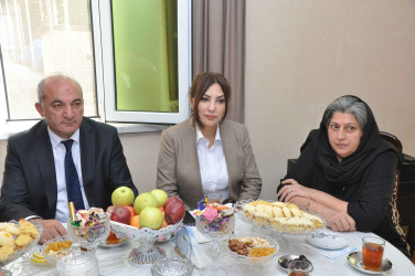 Şirvan Şəhər İcra Hakimiyyətinin başçısı İlqar Abbasov Anım Günü ərəfəsində şəhid ailələrini və müharibə əlillərini ziyarət edib.