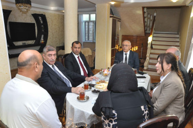 Şirvan Şəhər İcra Hakimiyyətinin başçısı İlqar Abbasov Anım Günü ərəfəsində şəhid ailələrini və müharibə əlillərini ziyarət edib.
