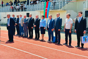 Şirvan Şəhər İcra Hakimiyyətinin başçısı İlqar Abbasov futbol turnirinin açılış mərasimində iştirak edib.