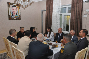 Şirvan Şəhər İcra Hakimiyyətinin başçısı İlqar Abbasov Anım Günü ərəfəsində şəhid ailələrini və müharibə əlillərini ziyarət edib.