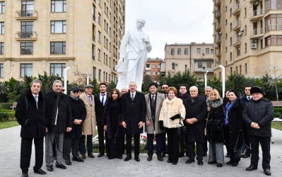 Azərbaycan Respublikasının Prezidenti İlham Əliyev fevralın 8-də Bakıda görkəmli bəstəkar, Xalq artisti, Dövlət mükafatı laureatı Tofiq Quliyevin abidəsinin açılışında iştirak edib.