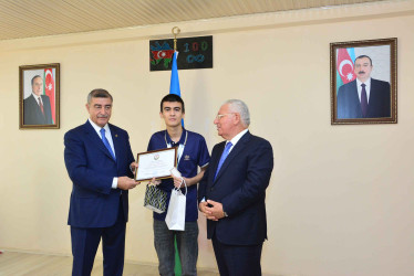 Şirvanda yüksək bal toplayan məzunlarla görüş keçirilib.