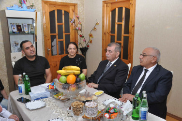 Şirvan Şəhər İcra Hakimiyyətinin başçısı İlqar Abbasov Anım Günü ərəfəsində şəhid ailələrini və müharibə əlillərini ziyarət edib.