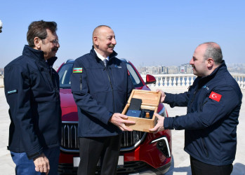 Türkiyənin ilk yerli elektromobili “Togg” İlham Əliyevə təqdim olunub