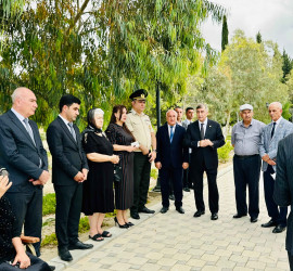 Şirvan Şəhər İcra Hakimiyyətinin başçısı “Konstitusiya və Suverenlik İli” çərçivəsində Müstəqillik Günü münasibətilə şəhid ailələri ilə birlikdə Şəhidlər Xiyabanını ziyarət edib.