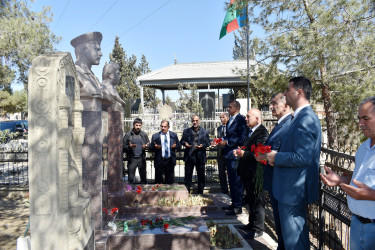 Anım Günündə Milli Qəhrəmanların büstləri və El qəbristanlığında dəfn olunmuş şəhidlərin məzarları ziyarət edilib.