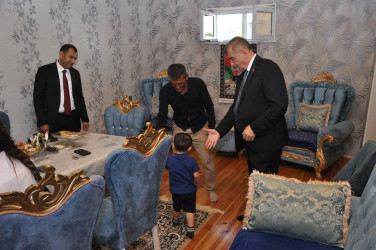 Şirvan Şəhər İcra Hakimiyyətinin başçısı İlqar Abbasov Anım Günü ərəfəsində şəhid ailələrini və müharibə əlillərini ziyarət edib.