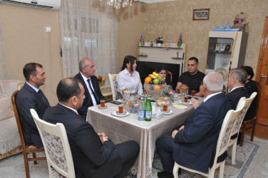Şirvan Şəhər İcra Hakimiyyətinin başçısı İlqar Abbasov Anım Günü ərəfəsində şəhid ailələrini və müharibə əlillərini ziyarət edib.
