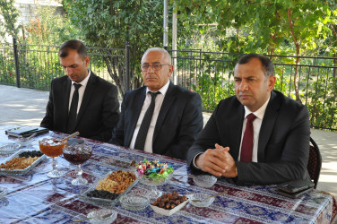 Şirvan Şəhər İcra Hakimiyyətinin başçısı İlqar Abbasov Anım Günü ərəfəsində şəhid ailələrini və müharibə əlillərini ziyarət edib.