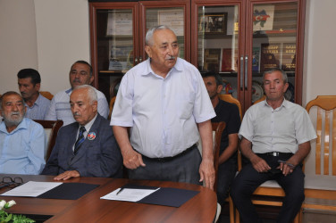 Şirvan Şəhər İcra Hakimiyyətinin başçısı İlqar Abbasov şəhidlərin ordenlərlə təltif olunması ilə bağlı şəhid ailələri ilə görüşüb.