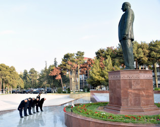 Şirvan şəhərində Ulu öndər Heydər Əliyevin xatirəsi ehtiramla anılıb.