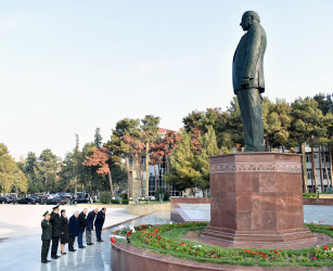 Şirvan şəhərində Ulu öndər Heydər Əliyevin xatirəsi ehtiramla anılıb.