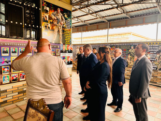 Şirvanda lokal xarakterli antiterror tədbirləri zamanı şəhid olmuş hərbi qulluqçuların ailələri ziyarət olunub.