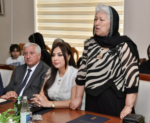 Şirvan Şəhər İcra Hakimiyyətinin başçısı İlqar Abbasov şəhidlərin ordenlərlə təltif olunması ilə bağlı şəhid ailələri ilə görüşüb.