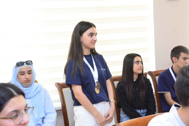 Şirvanda yüksək bal toplayan məzunlarla görüş keçirilib.