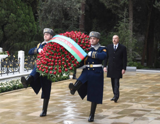 İlham Əliyev və birinci xanım Mehriban Əliyeva Ümummilli Lider Heydər Əliyevin məzarını ziyarət ediblər