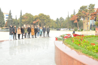 Xalqımızın Ümummilli lideri, Ulu öndər Heydər Əliyevin abidəsi şəhər sakinləri tərəfindən ziyarət olunub.