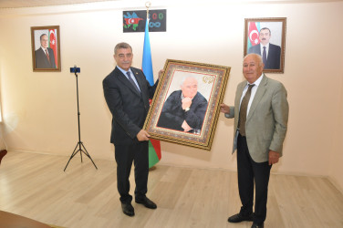 Şirvan Şəhər İcra Hakimiyyətinin başçısı İlqar Abbasov Əməkdar jurnalist Tofiq Hüseynovla görüşüb.