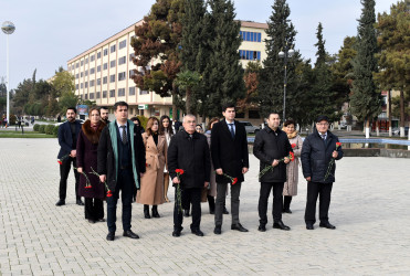 Xalqımızın Ümummilli lideri, Ulu öndər Heydər Əliyevin abidəsi şəhər sakinləri tərəfindən ziyarət olunub.