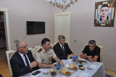 Şirvan Şəhər İcra Hakimiyyətinin başçısı İlqar Abbasov Anım Günü ərəfəsində şəhid ailələrini və müharibə əlillərini ziyarət edib.