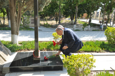 Şəhər İcra Hakimiyyətinin başçısı iyul ayının sonuncu cümə axşamı şəhid ailələrinin üzvləri ilə birlikdə Şəhidlər xiyabanını ziyarət edib.