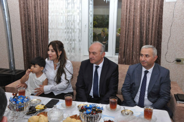 Şirvan Şəhər İcra Hakimiyyətinin başçısı İlqar Abbasov Anım Günü ərəfəsində şəhid ailələrini və müharibə əlillərini ziyarət edib.