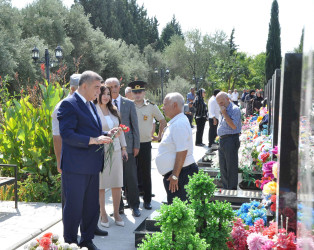 Şirvan Şəhər İcra Hakimiyyətinin başçısı İlqar Abbasov Şəhidlər xiyabanına ənənəvi ziyarətdə iştirak edib.
