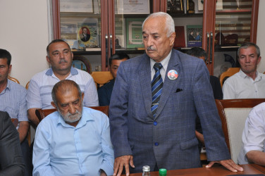 Şirvan Şəhər İcra Hakimiyyətinin başçısı İlqar Abbasov şəhidlərin ordenlərlə təltif olunması ilə bağlı şəhid ailələri ilə görüşüb.