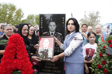 Azərbaycan Respublikasının Silahlı Qüvvələri tərəfindən Qarabağ iqtisadi rayonunda keçirilən lokal xarakterli antiterror tədbirləri zamanı ordumuzun şəhid olmuş hərbi qulluqçusu, polkovnik-leytenant Rəşad Hüseynovun il mərasimi keçirilib.