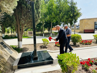 Şirvan Şəhər İcra Hakimiyyətinin başçısı “Konstitusiya və Suverenlik İli” çərçivəsində Müstəqillik Günü münasibətilə şəhid ailələri ilə birlikdə Şəhidlər Xiyabanını ziyarət edib.