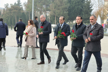 Şirvanda Ümummilli Lider Heydər Əliyevin anım günü silsilə tədbirlərlə qeyd olunur.