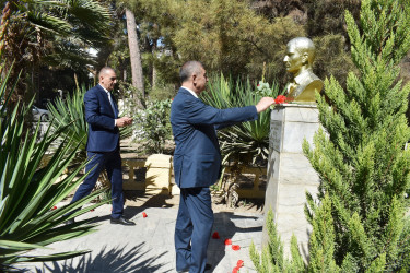 Anım Günündə Milli Qəhrəmanların büstləri və El qəbristanlığında dəfn olunmuş şəhidlərin məzarları ziyarət edilib.