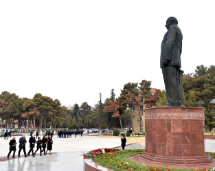 Xalqımızın Ümummilli lideri, Ulu öndər Heydər Əliyevin abidəsi şəhər sakinləri tərəfindən ziyarət olunub.