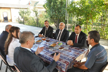Şirvan Şəhər İcra Hakimiyyətinin başçısı İlqar Abbasov Anım Günü ərəfəsində şəhid ailələrini və müharibə əlillərini ziyarət edib.