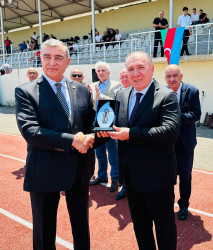 Şirvan Şəhər İcra Hakimiyyətinin başçısı İlqar Abbasov futbol turnirinin açılış mərasimində iştirak edib.