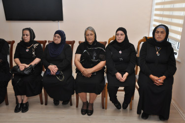 Şirvan Şəhər İcra Hakimiyyətinin başçısı İlqar Abbasov şəhidlərin ordenlərlə təltif olunması ilə bağlı şəhid ailələri ilə görüşüb.