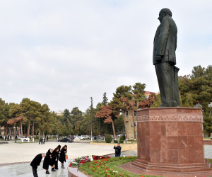 Xalqımızın Ümummilli lideri, Ulu öndər Heydər Əliyevin abidəsi şəhər sakinləri tərəfindən ziyarət olunub.