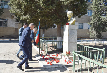 Anım Günündə Milli Qəhrəmanların büstləri və El qəbristanlığında dəfn olunmuş şəhidlərin məzarları ziyarət edilib.