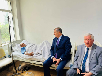 Şirvan Şəhər İcra Hakimiyyətinin başçısı İlqar Abbasov şəhid atasını xəstəxanada ziyarət edib.