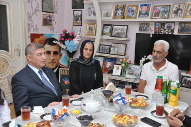 Şirvan Şəhər İcra Hakimiyyətinin başçısı İlqar Abbasov Anım Günü ərəfəsində şəhid ailələrini və müharibə əlillərini ziyarət edib.