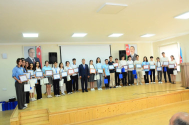 Şirvanda yüksək nailiyyətləri ilə seçilən şagird və müəllimlər təltif olunublar.