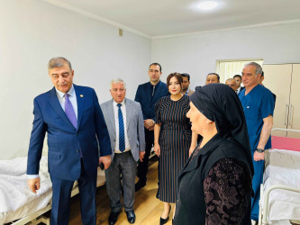 Şirvan Şəhər İcra Hakimiyyətinin başçısı İlqar Abbasov şəhid atasını xəstəxanada ziyarət edib.