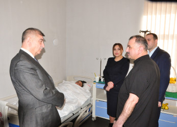 Şəhər İcra Hakimiyyətinin başçısı İlqar Abbasov şəhid anasını müalicə aldığı xəstəxanada ziyarət edib.