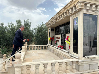Şirvan Şəhər İcra Hakimiyyətinin başçısı “Konstitusiya və Suverenlik İli” çərçivəsində Müstəqillik Günü münasibətilə şəhid ailələri ilə birlikdə Şəhidlər Xiyabanını ziyarət edib.