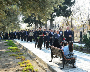 Şirvanda Zəfər Günü münasibətilə Şəhidlər Xiyabanı ziyarət olunub.